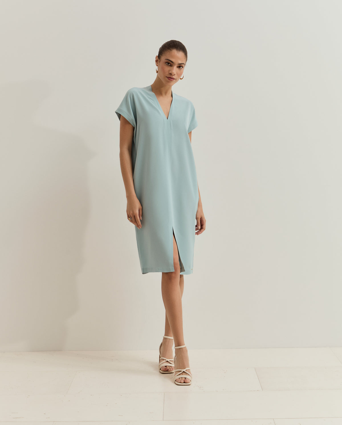 Vestido de corte recto y Escote en V