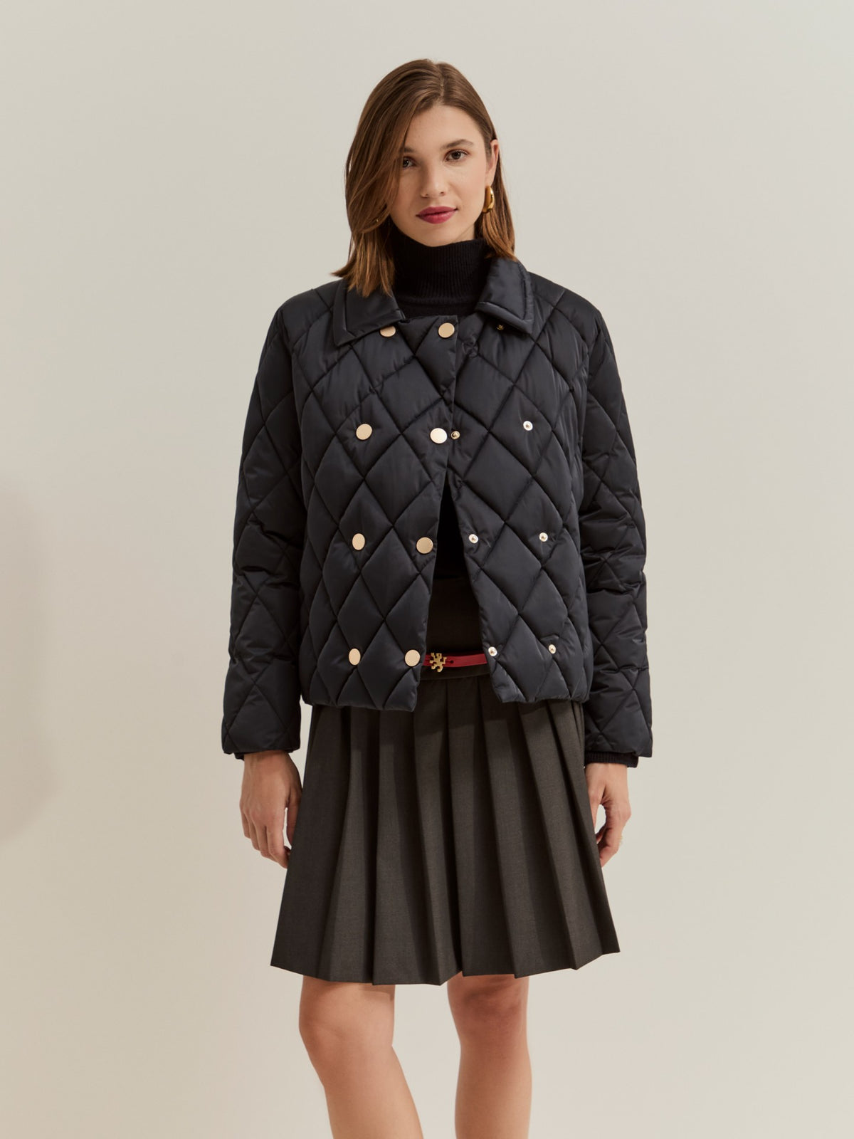 CHAQUETA CORTA ACOLCHADA CON BROCHES DORADOS