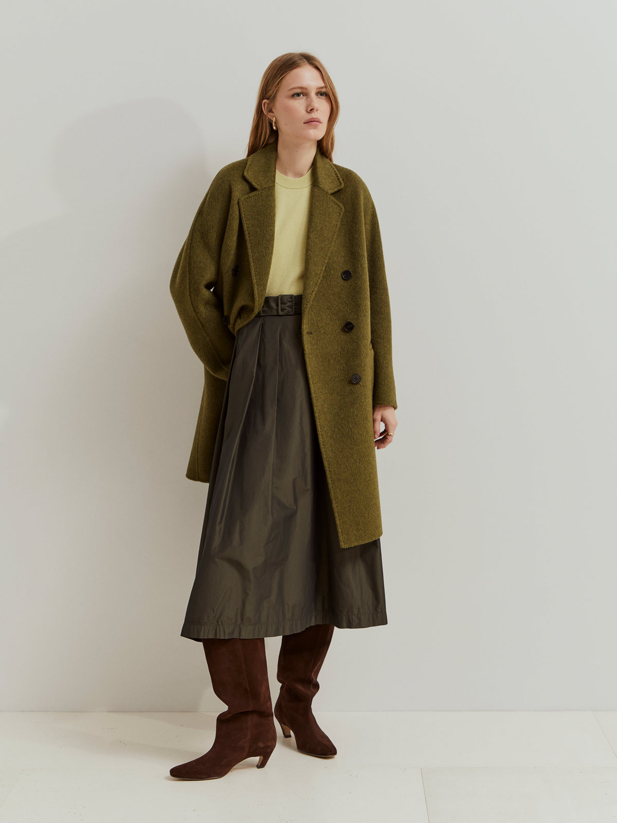 Abrigo cruzado de lana para mujer. Elegante, moderno y cómodo. Una prenda atemporal que combina estilo y calidez.