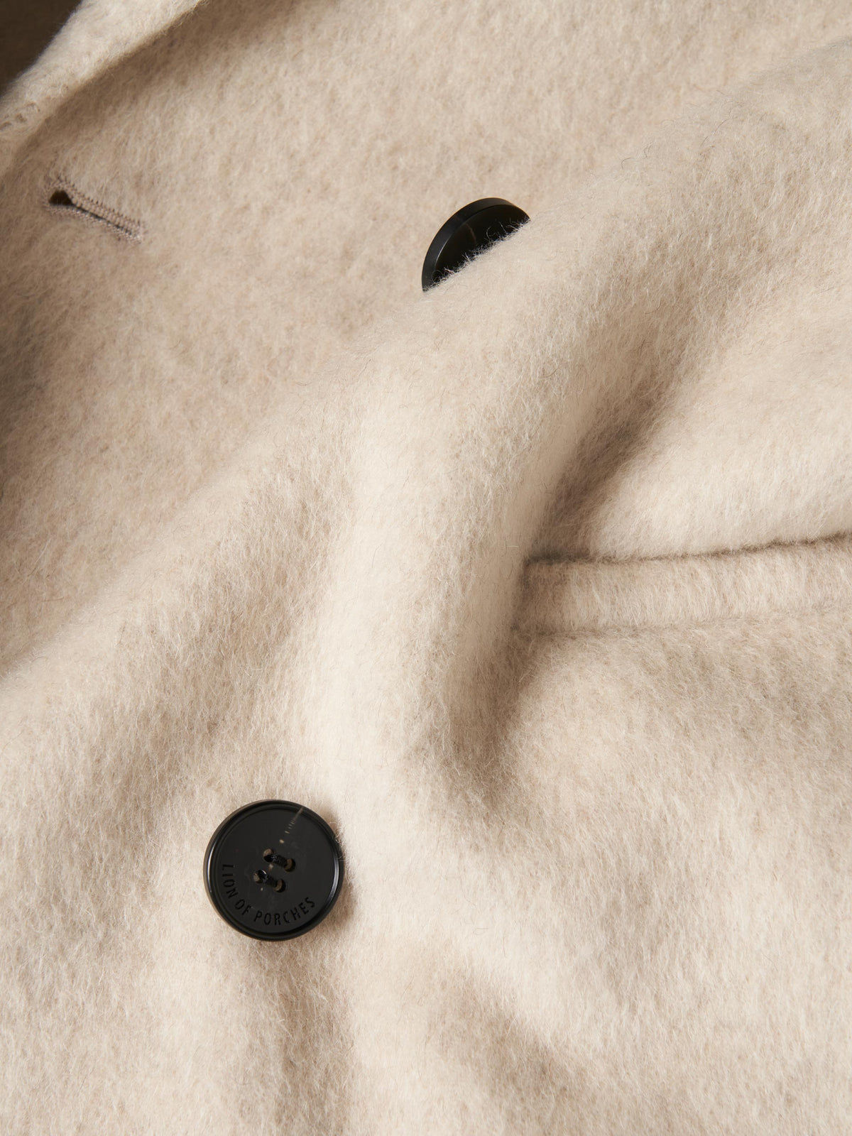 Abrigo cruzado de lana para mujer. Elegante, moderno y cómodo. Una prenda atemporal que combina estilo y calidez.