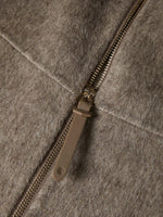 Abrigo largo de mujer 100% lana, con cuello alto, media cremallera y amplios bolsillos de parche. Descúbrelo en míamaría y completa tus looks de invierno.