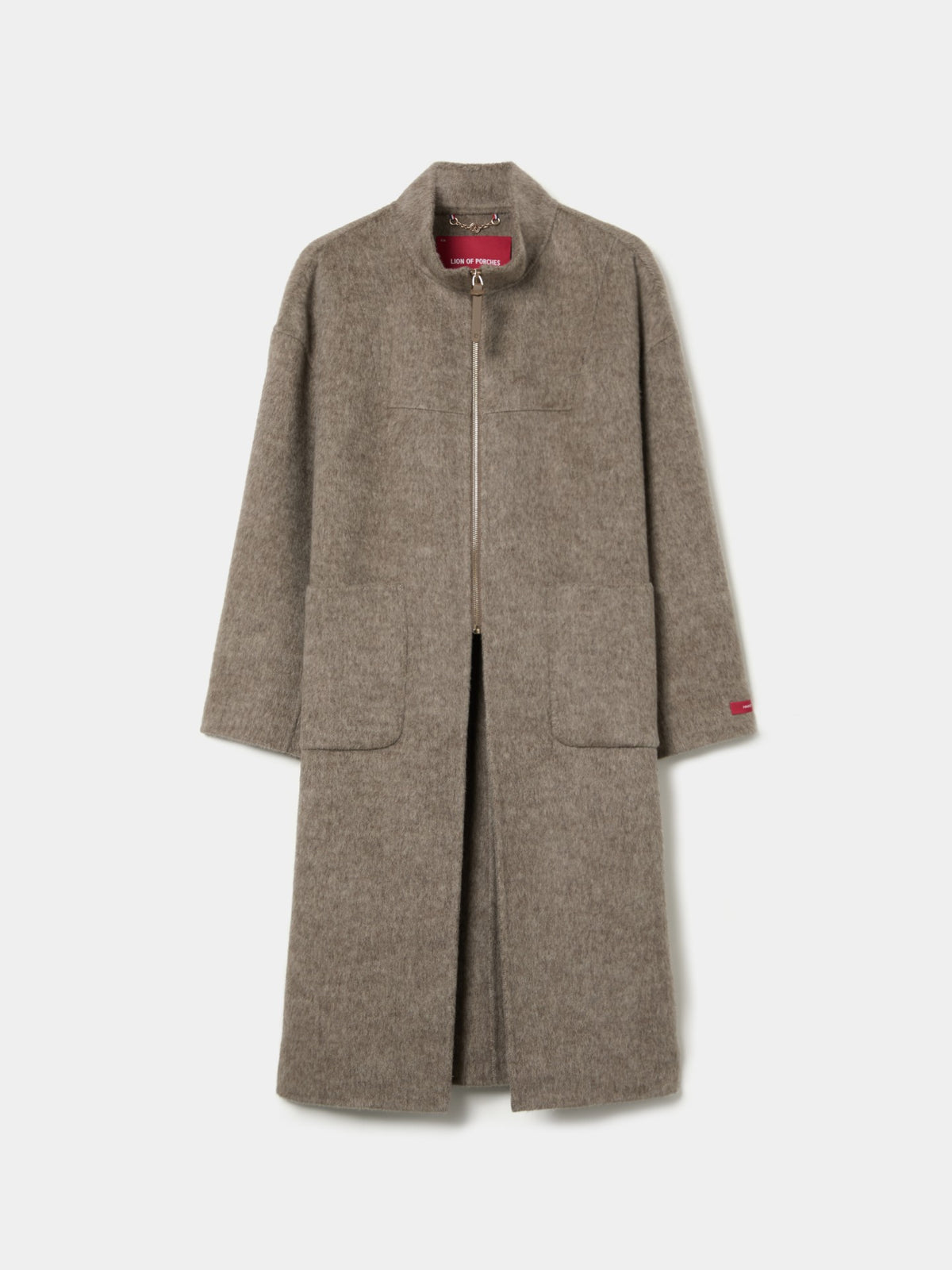 Abrigo largo de mujer 100% lana, con cuello alto, media cremallera y amplios bolsillos de parche. Descúbrelo en míamaría y completa tus looks de invierno.