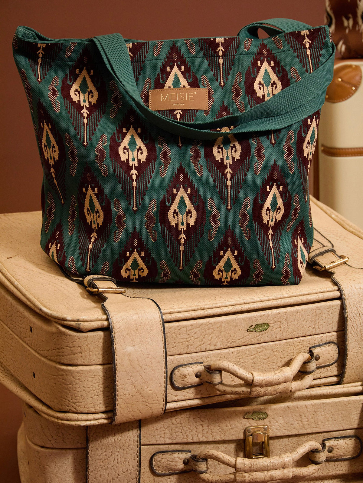 Bolso tote de punto Meisie con estampado étnico, asas tejidas y gran capacidad. Cierre con cremallera metálica. Descúbrelo en míamaría.