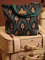 Bolso tote de punto Meisie con estampado étnico, asas tejidas y gran capacidad. Cierre con cremallera metálica. Descúbrelo en míamaría.