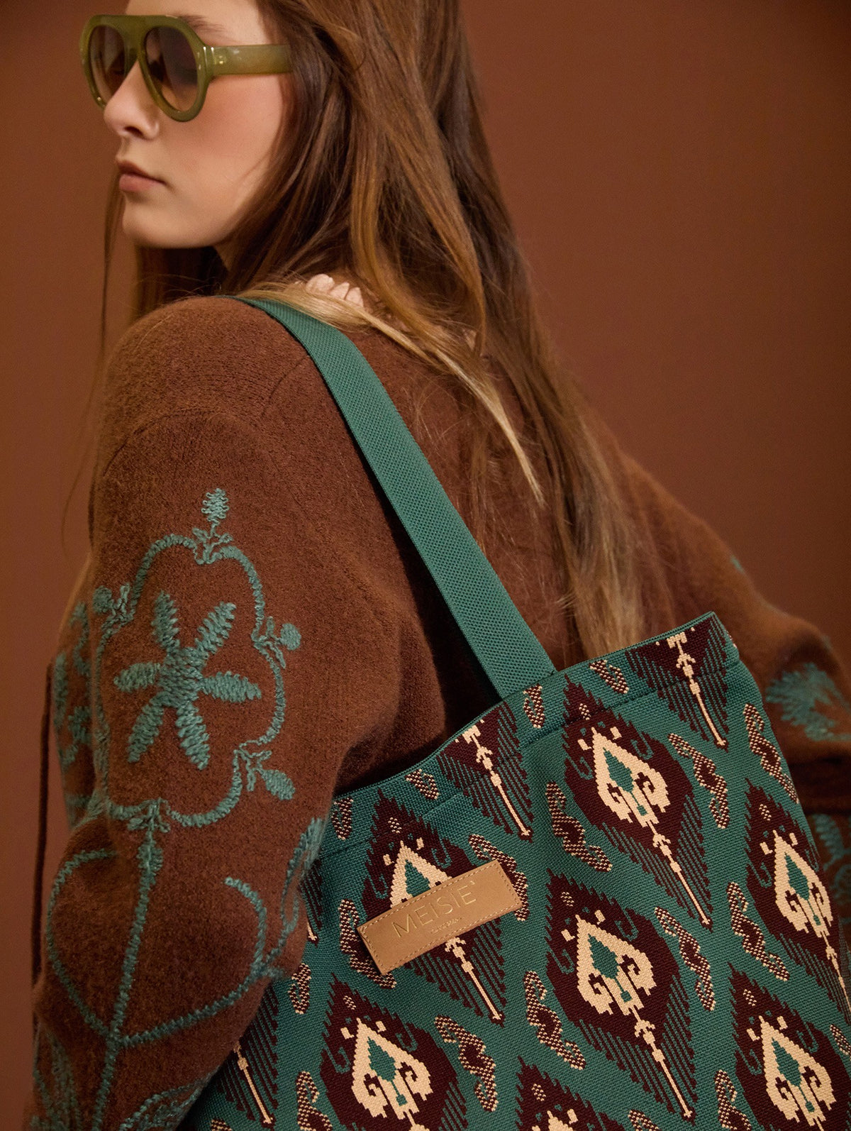 Bolso tote de punto Meisie con estampado étnico, asas tejidas y gran capacidad. Cierre con cremallera metálica. Descúbrelo en Míamaría.