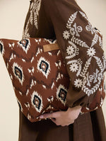 Bolso tote de punto Meisie con estampado étnico, asas tejidas y gran capacidad. Cierre con cremallera metálica. Descúbrelo en míamaría.
