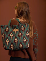 Bolso tote de punto Meisie con estampado étnico, asas tejidas y gran capacidad. Cierre con cremallera metálica. Descúbrelo en míamaría.