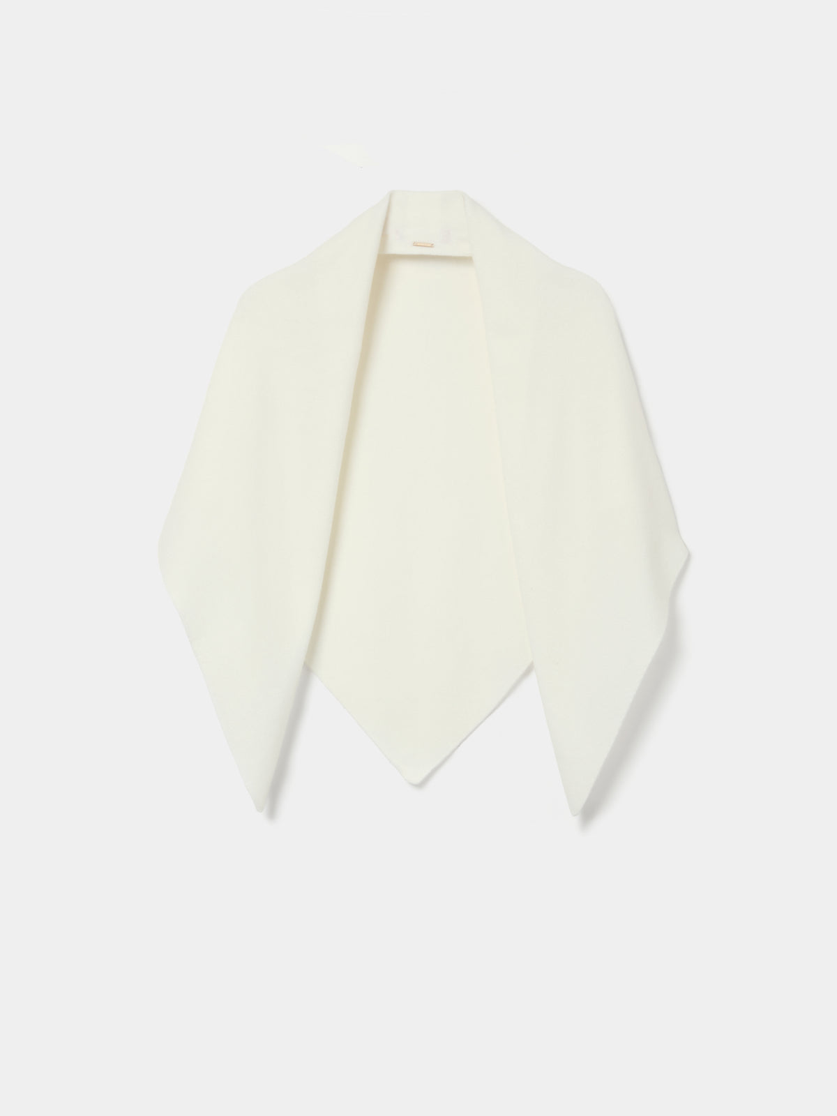 Bufanda triangular de punto en color crudo, con un 92% de lana y un sutil toque brillante. Descúbrela en míamaría y combínala con el jersey a juego