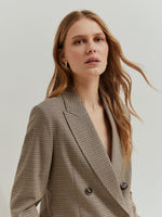 Blazer de mujer a cuadros con corte regular fit. Elegante, versátil y fácil de combinar. Un básico sofisticado para cualquier ocasión.