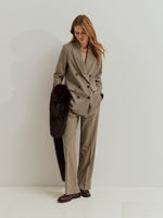 Blazer de mujer a cuadros con corte regular fit. Elegante, versátil y fácil de combinar. Un básico sofisticado para cualquier ocasión.