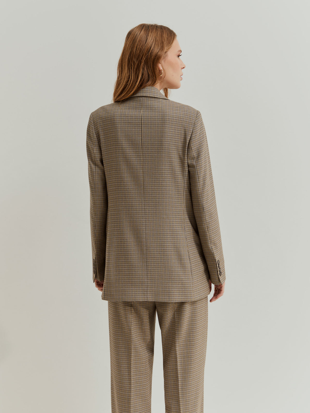 Blazer de mujer a cuadros con corte regular fit. Elegante, versátil y fácil de combinar. Un básico sofisticado para cualquier ocasión.