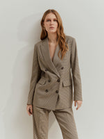 Blazer de mujer a cuadros con corte regular fit. Elegante, versátil y fácil de combinar. Un básico sofisticado para cualquier ocasión.