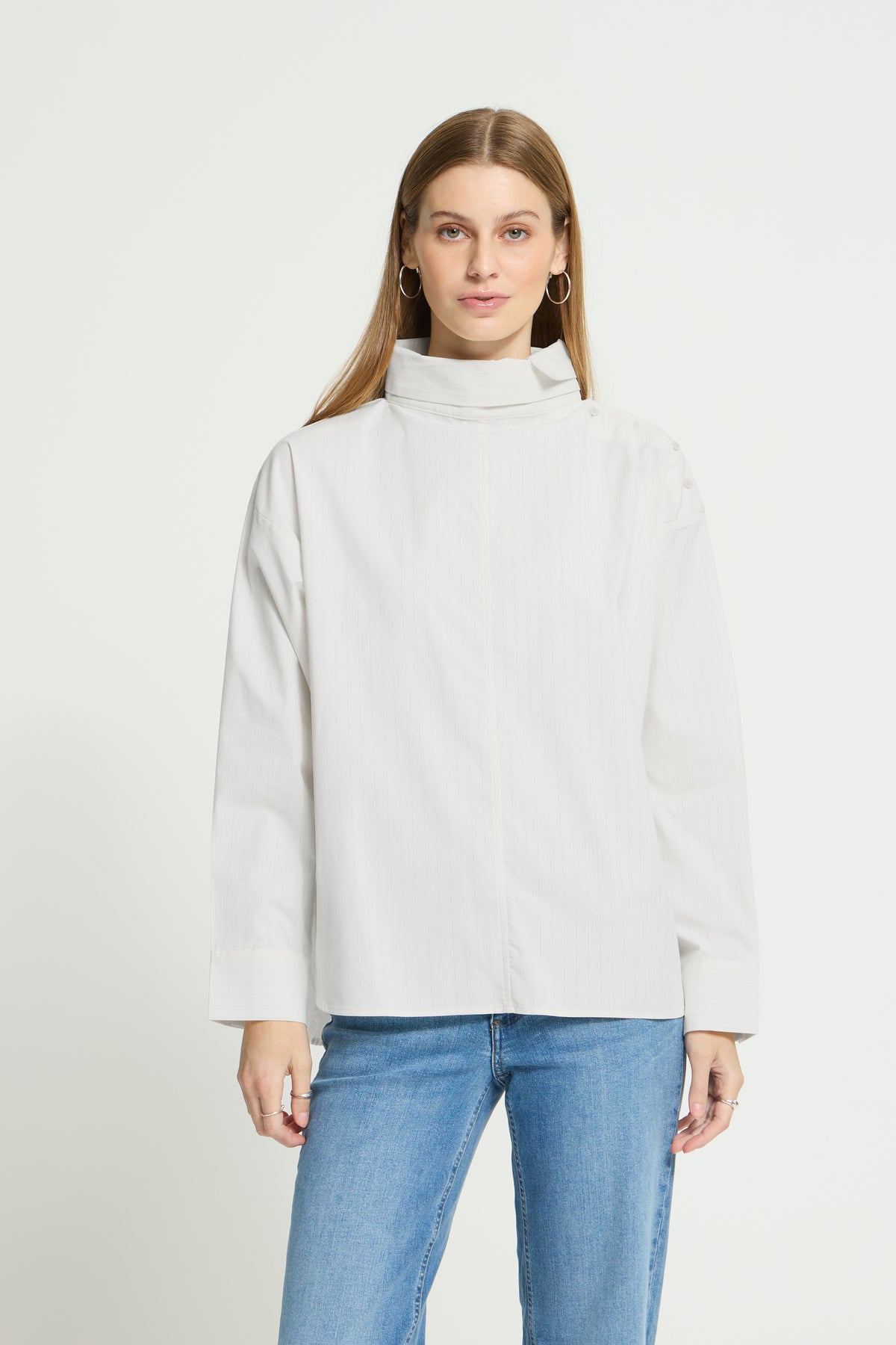 Blusa Blanca de Raya Diplomática Fina en Marrón