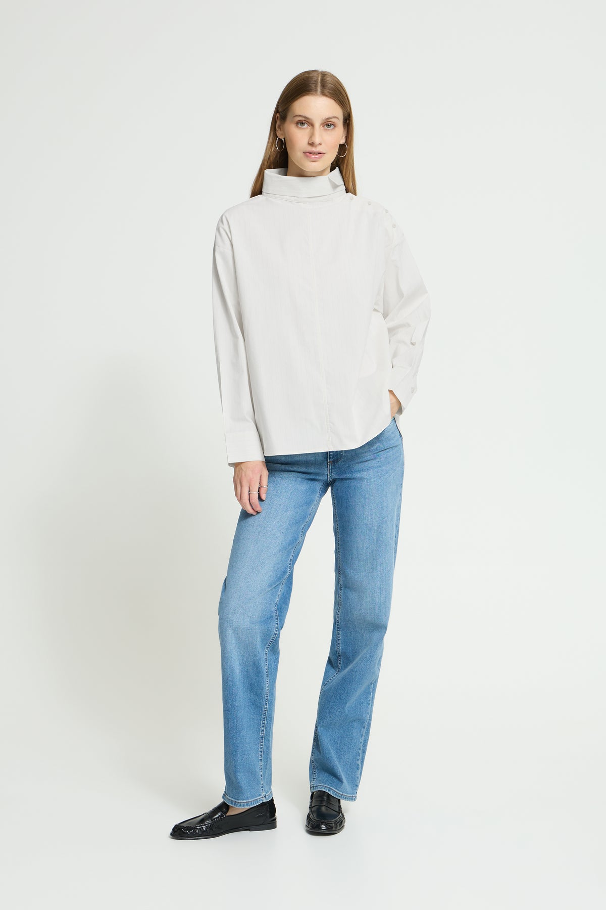 Blusa blanca con raya diplomática fina