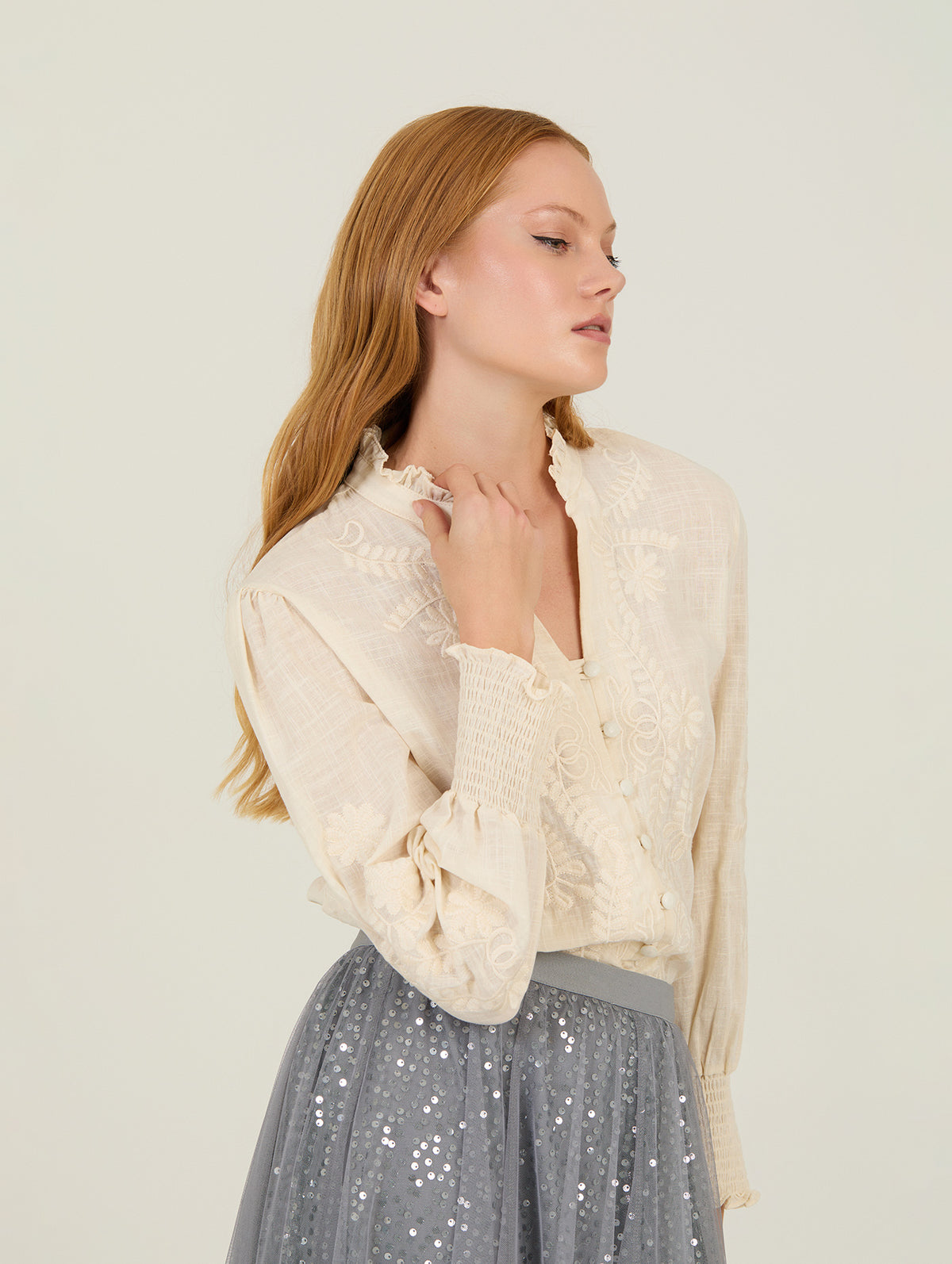 Blusa con bordado a tono confeccionada en tejido de algodón con textura ligera, que aporta un aire natural y refinado.