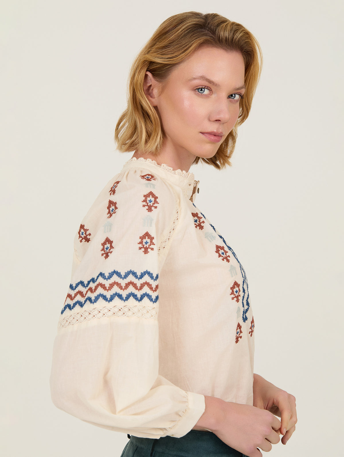 Mujer con blusa de algodón con cuello de puntilla y bordados