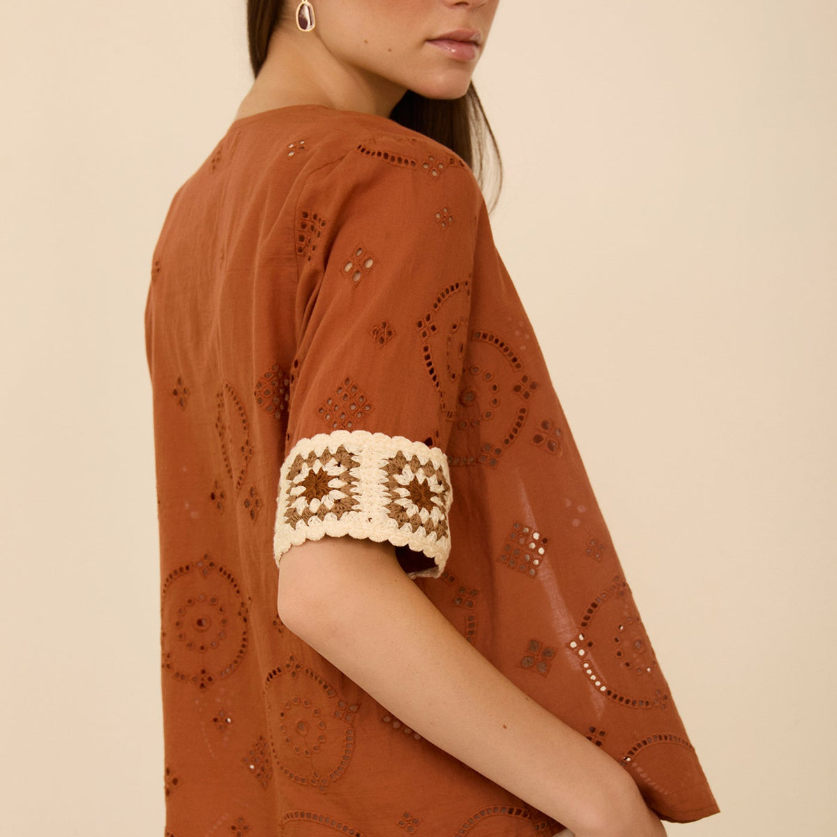 Blusa Algodón con Bordado y Detalle Crochet