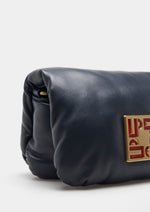 Bolso acolchado de mujer con asas lisa y de cadena. Incluye bolsillo interior y aplique metálico con la marca para un toque elegante.