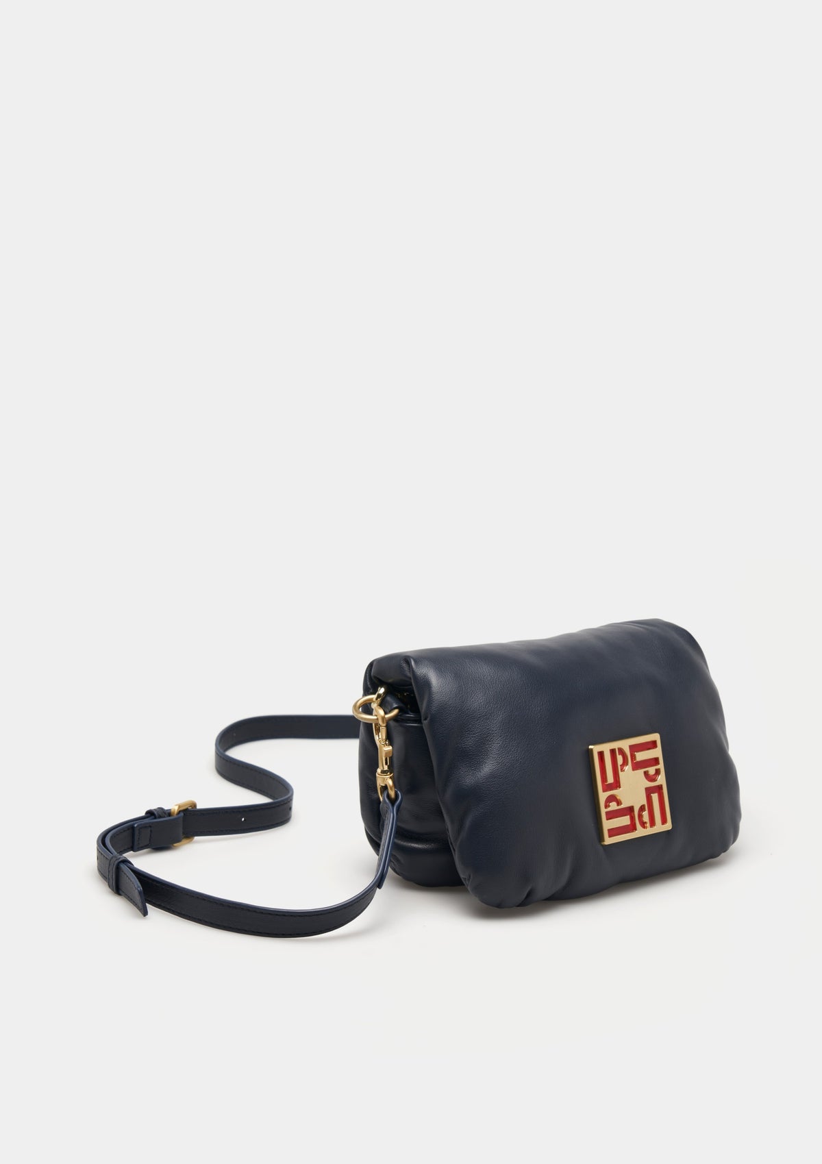 Bolso acolchado de mujer con asas lisa y de cadena. Incluye bolsillo interior y aplique metálico con la marca para un toque elegante.
