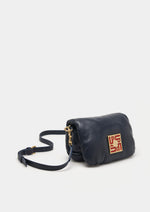 Bolso acolchado de mujer con asas lisa y de cadena. Incluye bolsillo interior y aplique metálico con la marca para un toque elegante.