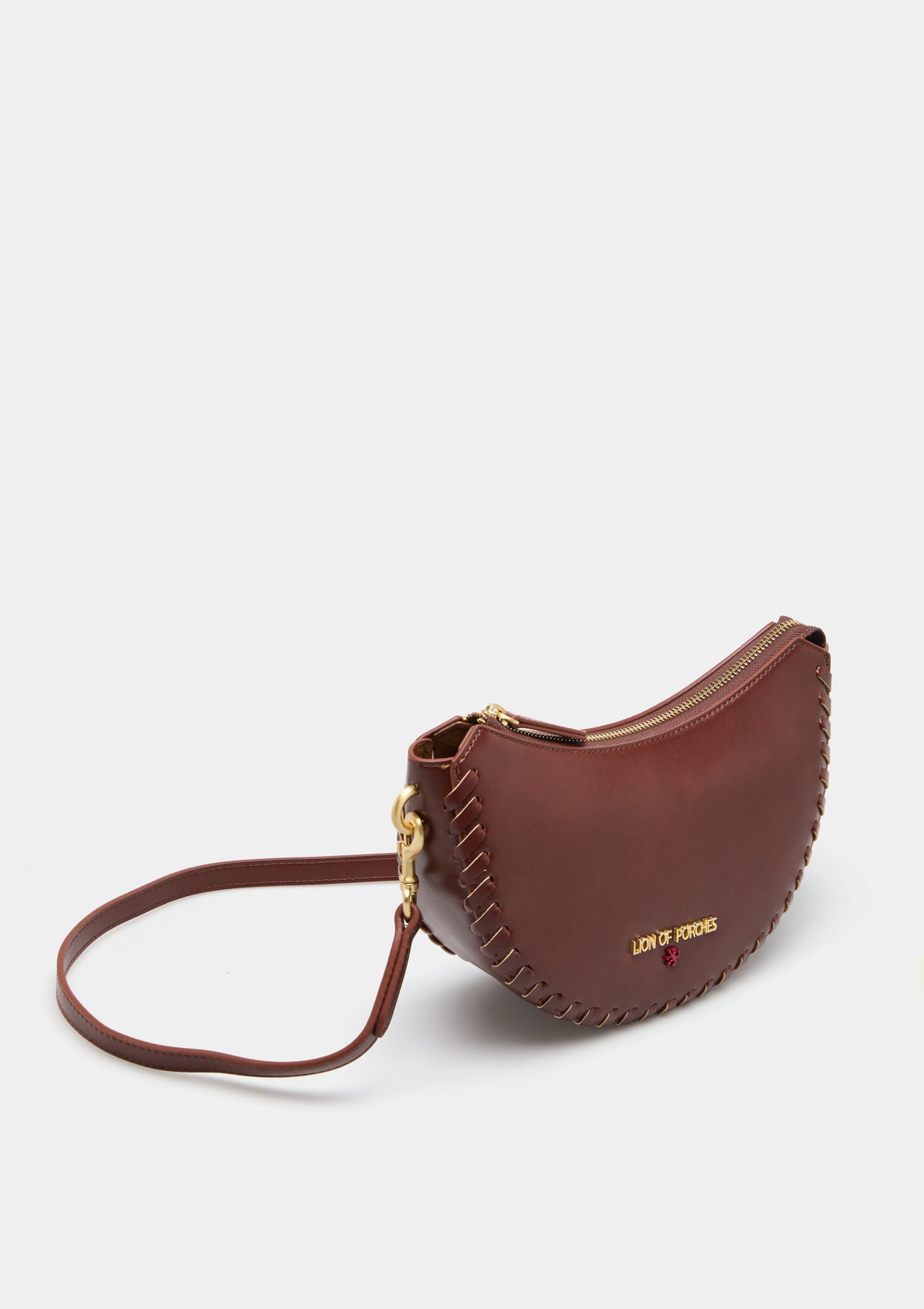 Bolso bandolera elegante con forma de media luna, detalle trenzado y asas extraíbles. Diseño sofisticado para un estilo moderno y refinado.
