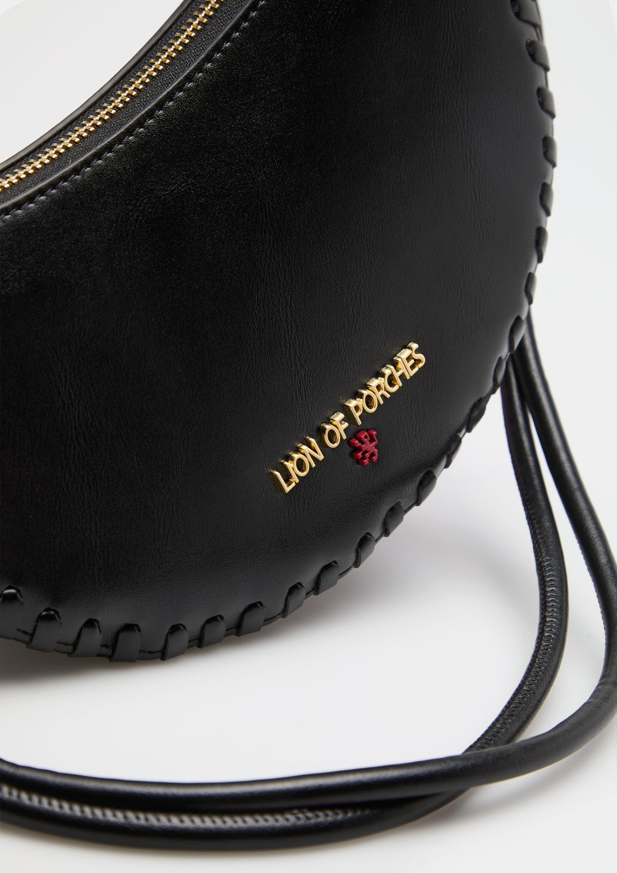 Bolso bandolera elegante con forma de media luna, detalle trenzado y asas extraíbles. Diseño sofisticado para un estilo moderno y refinado.