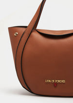 Bolso shopper de mujer con asas dobles y logotipo metálico. Versátil y elegante, con cierre imantado y bolsillos interiores y traseros.