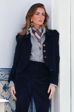 Modelo con chaqueta corta de pana azul y botones dorados, combinada con pantalones Aurora a juego