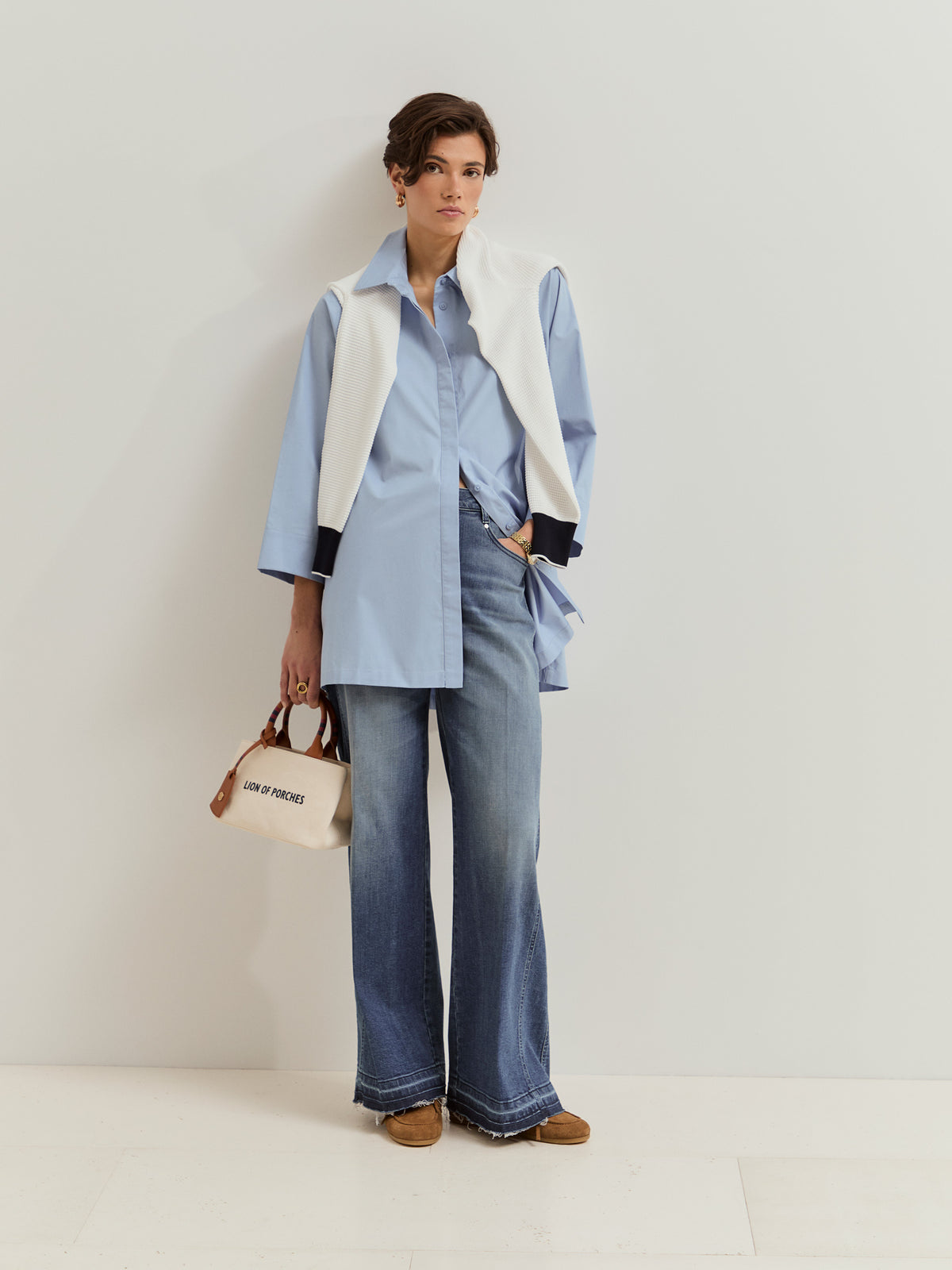 Camisa Algodón Oversize Larga Fluida, moderna y con un aire relajado. Esta camisa de algodón oversize combina comodidad y diseño contemporáneo en una silueta amplia