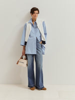 Camisa Algodón Oversize Larga Fluida, moderna y con un aire relajado. Esta camisa de algodón oversize combina comodidad y diseño contemporáneo en una silueta amplia