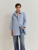 Camisa Algodón Oversize Larga Fluida, moderna y con un aire relajado. Esta camisa de algodón oversize combina comodidad y diseño contemporáneo en una silueta amplia