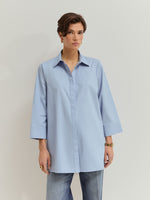 Camisa Algodón Oversize Larga Fluida, moderna y con un aire relajado. Esta camisa de algodón oversize combina comodidad y diseño contemporáneo en una silueta amplia