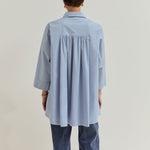 Camisa Algodón Oversize Larga Fluida, moderna y con un aire relajado. Esta camisa de algodón oversize combina comodidad y diseño contemporáneo en una silueta amplia