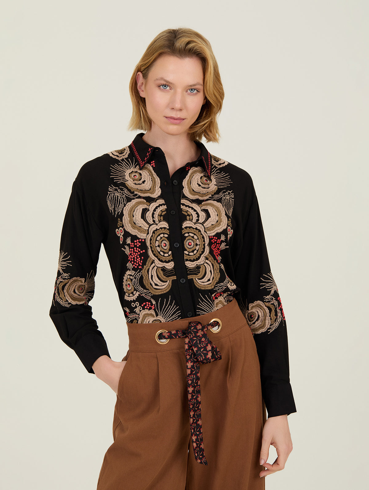 Camisa Bordada Negra de manga larga confeccionada en un suave tejido de viscosa, con un diseño elegante y lleno de personalidad.