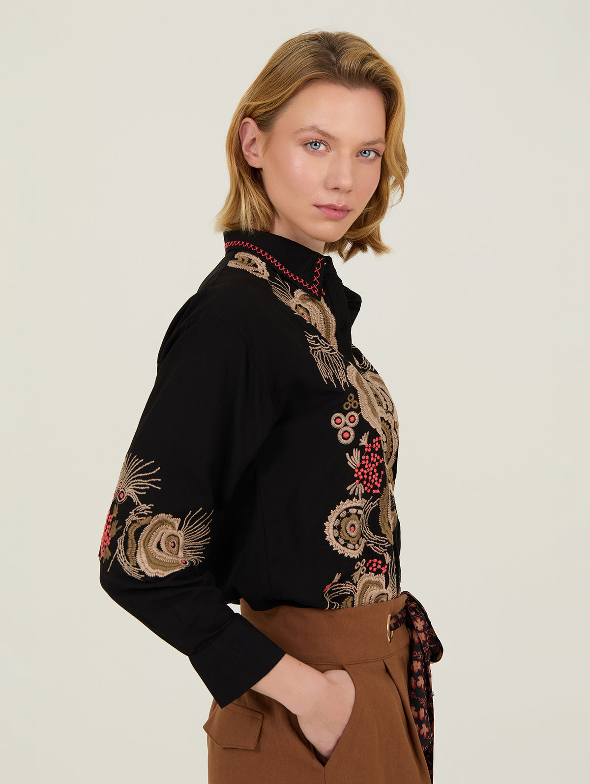 Camisa Bordada Negra de manga larga confeccionada en un suave tejido de viscosa, con un diseño elegante y lleno de personalidad.