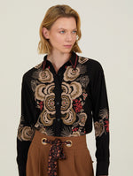 Camisa Bordada Negra de manga larga confeccionada en un suave tejido de viscosa, con un diseño elegante y lleno de personalidad.