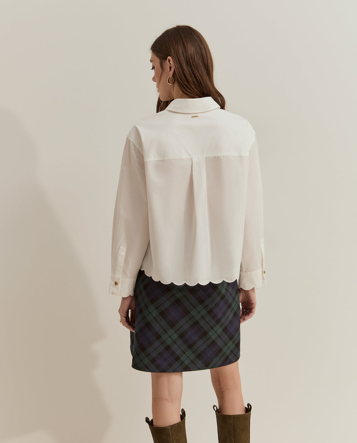 Camisa corta blanca oversize con dobladillo y mangas con bordado de efecto ondulado.