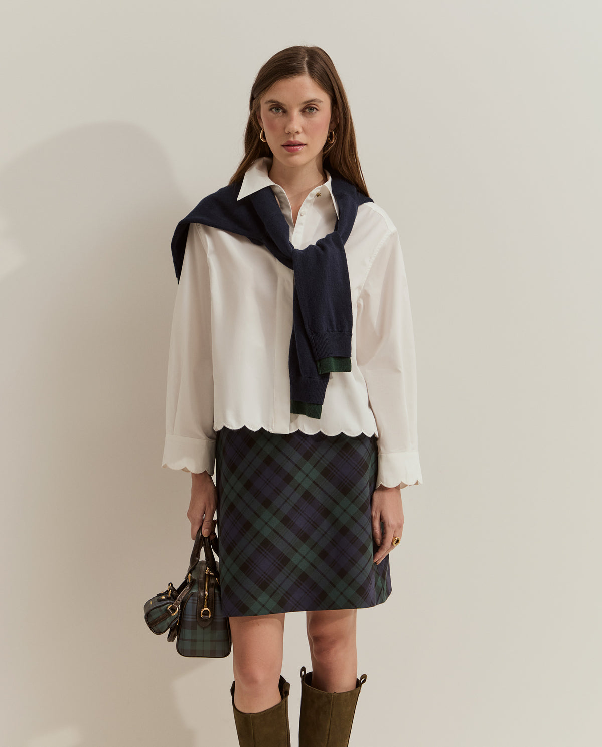 Camisa corta blanca oversize con dobladillo y mangas con bordado de efecto ondulado.