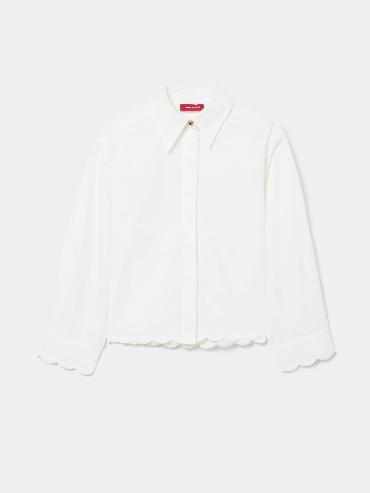 Camisa corta blanca oversize con dobladillo y mangas con bordado de efecto ondulado.