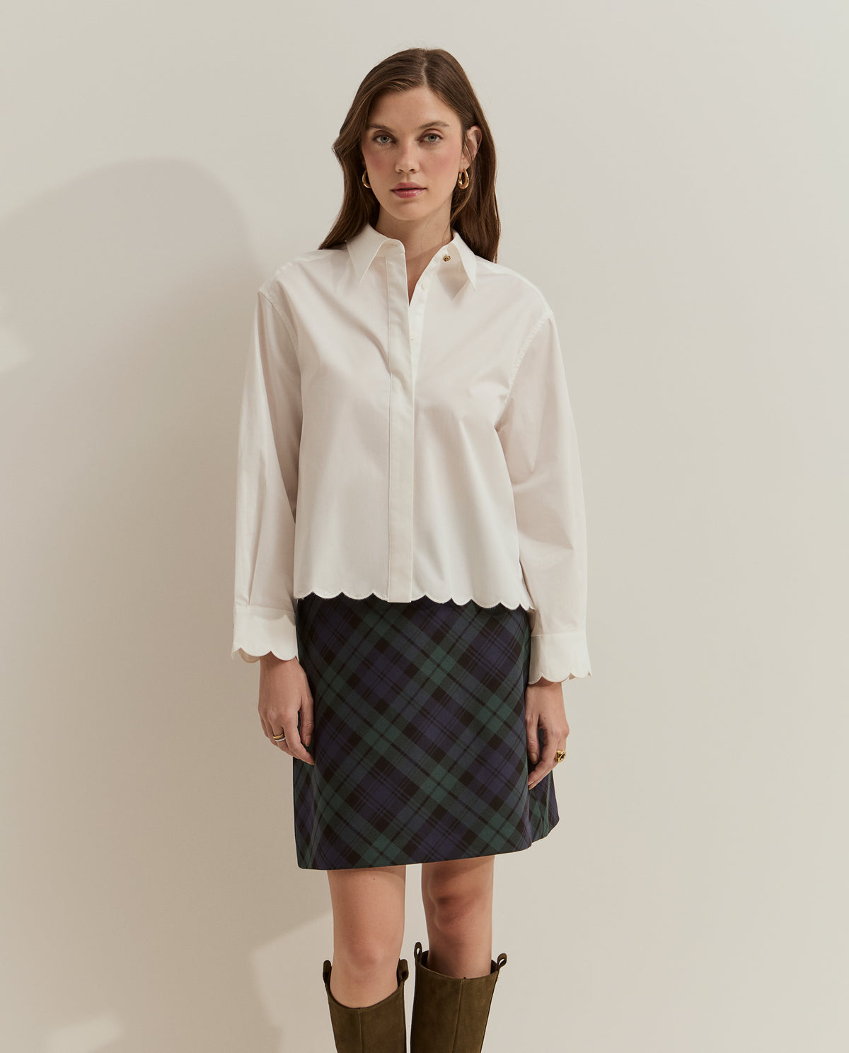 Camisa corta blanca oversize con dobladillo y mangas con bordado de efecto ondulado.