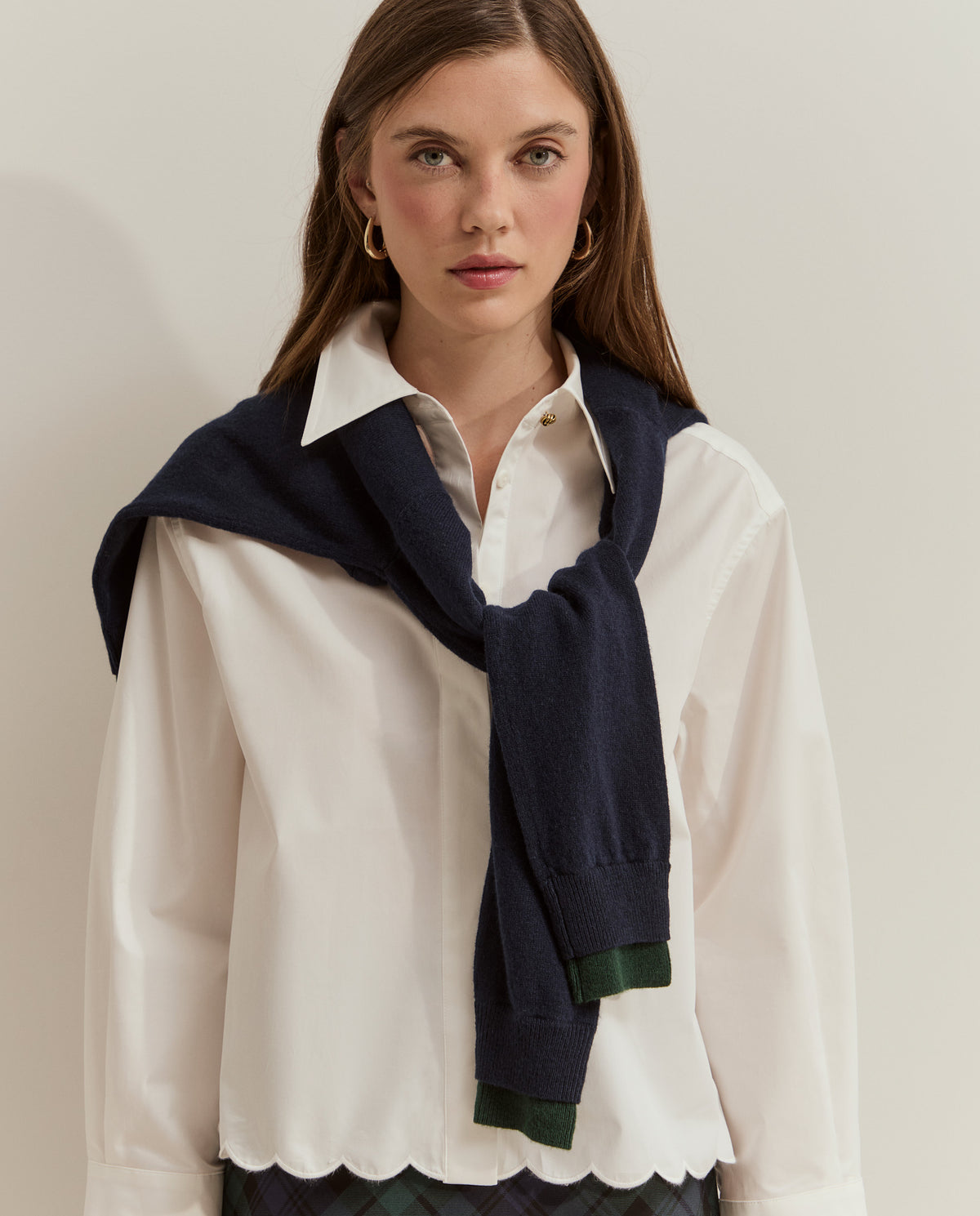 Camisa corta blanca oversize con dobladillo y mangas con bordado de efecto ondulado.
