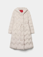 Esta chaqueta acolchada larga estilo puffer combina protección y estilo en los días fríos