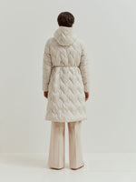 Esta chaqueta acolchada larga estilo puffer combina protección y estilo en los días fríos