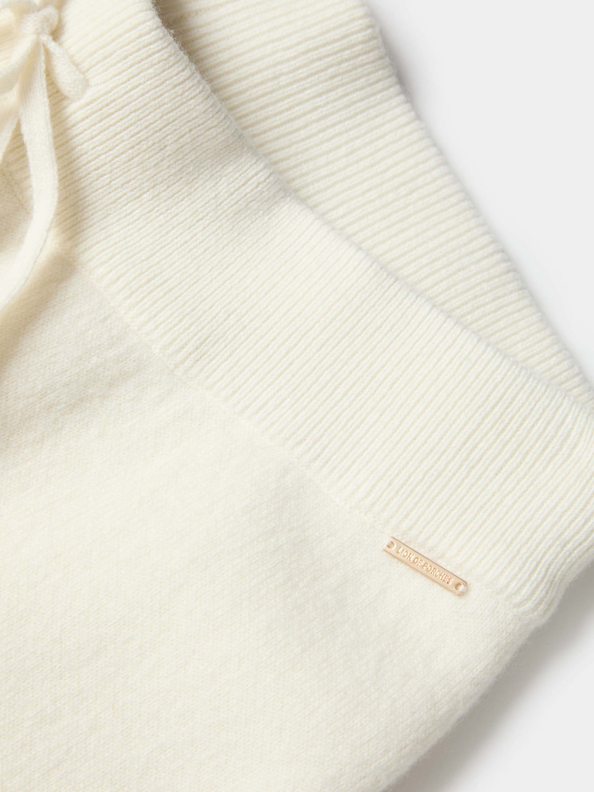 Pantalón de punto crudo de pierna ancha con cintura elástica y cordón ajustable, vista frontal