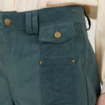 Detalle del tejido de micropana y bordado en el bolsillo