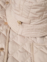 Esta chaqueta acolchada larga de mujer combina un diseño de rombos con un corte holgado, perfecto para llevar sobre tus prendas de punto. 