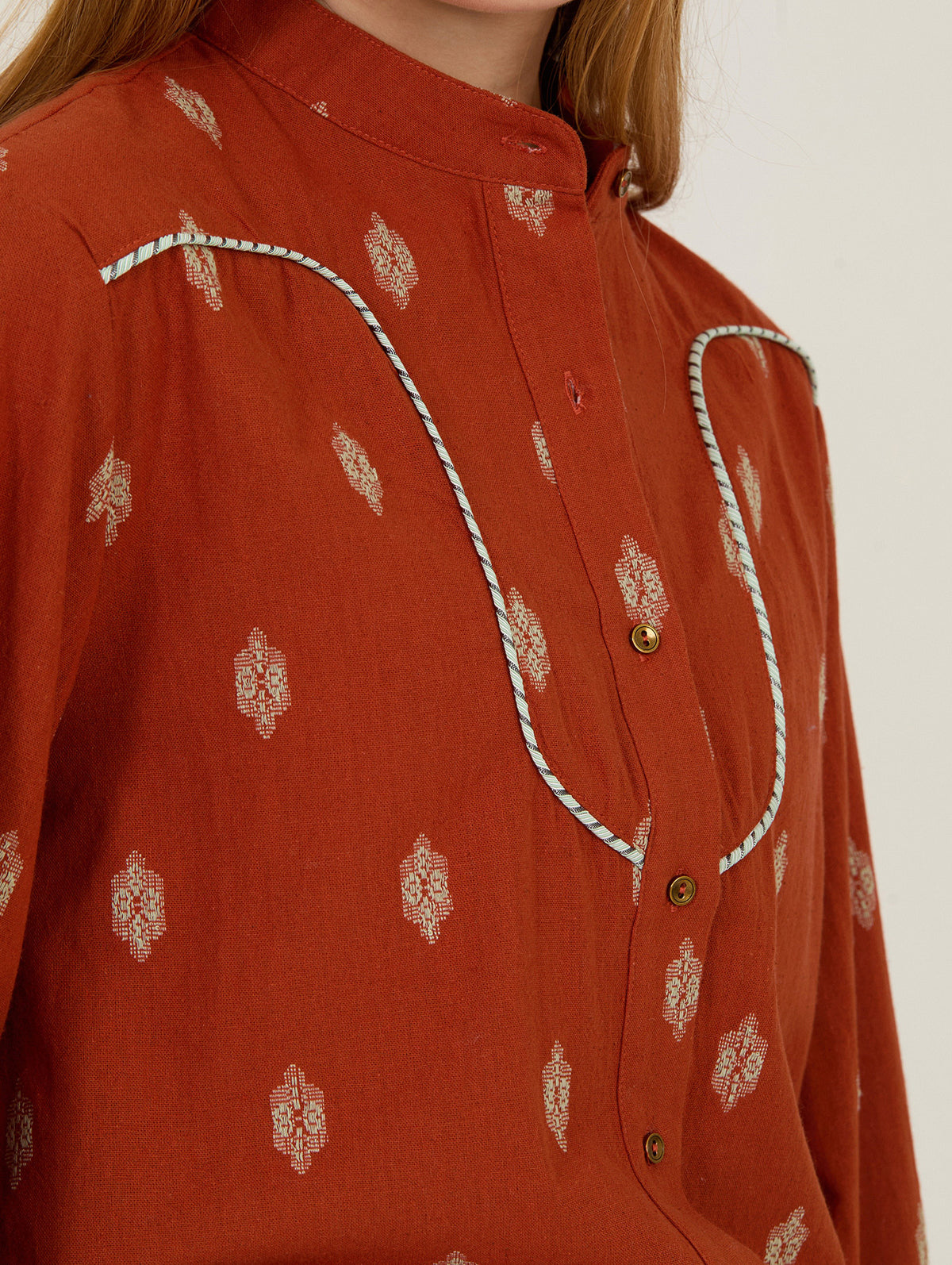 Blusa de manga larga con cuello mao y botones frontales