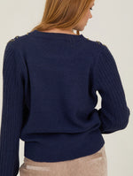 Look casual chic con jersey con bolitas doradas