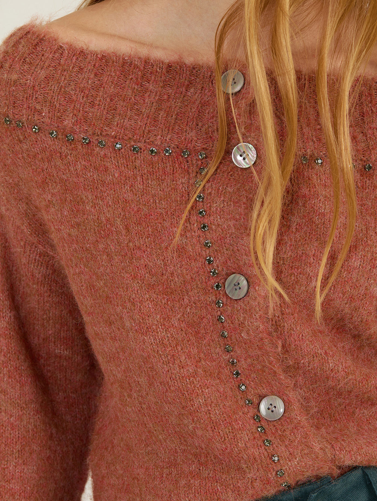 Detalle de piedras brillantes en cuello Bardot