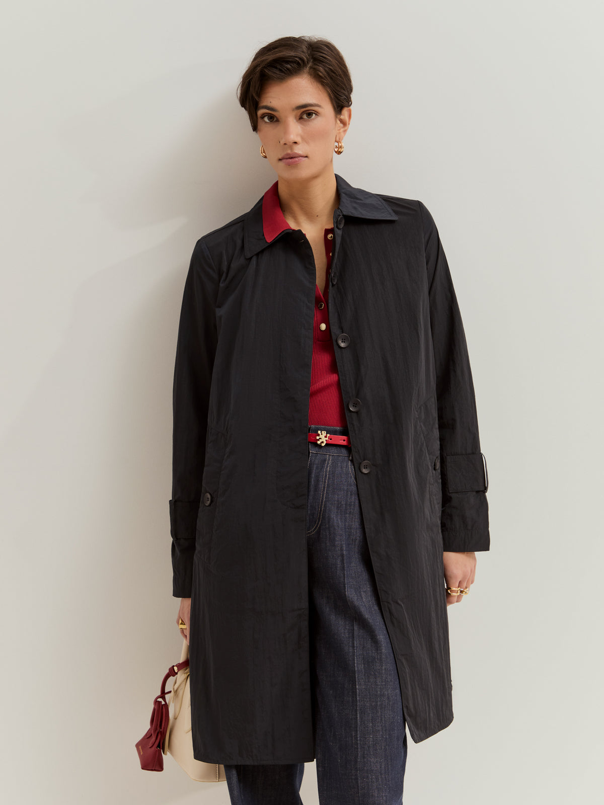 Gabardina midi con cuello de solapa y cierre frontal con botones ocultos.